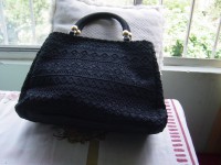 Bolsa preta em tecido, com trabalho em renda